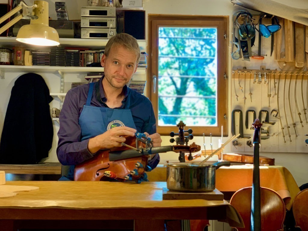 luthier instruments de musique à cordes frottées